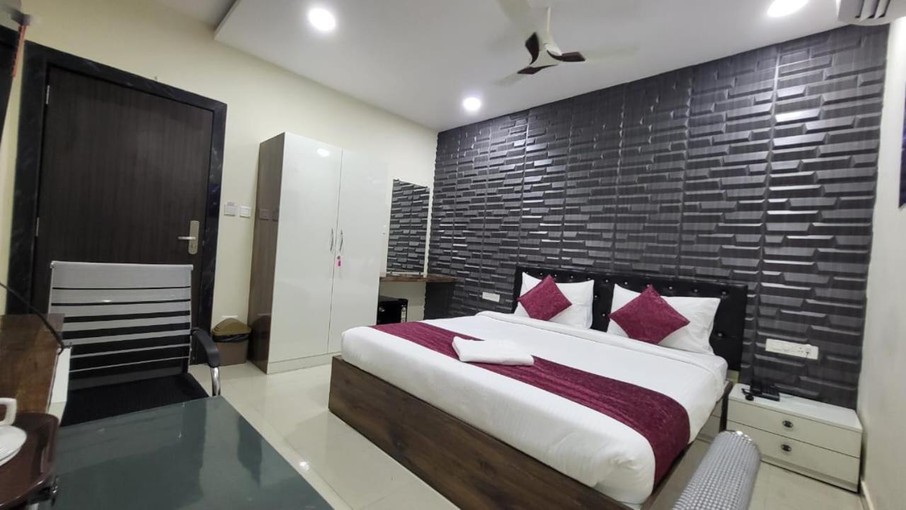 Hotel Vaishnavi Grand Mirialguda ภายนอก รูปภาพ