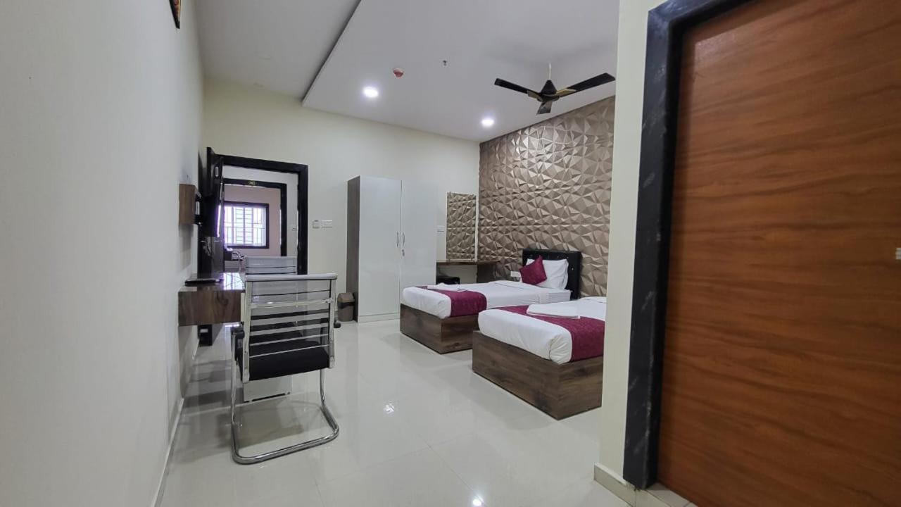 Hotel Vaishnavi Grand Mirialguda ภายนอก รูปภาพ