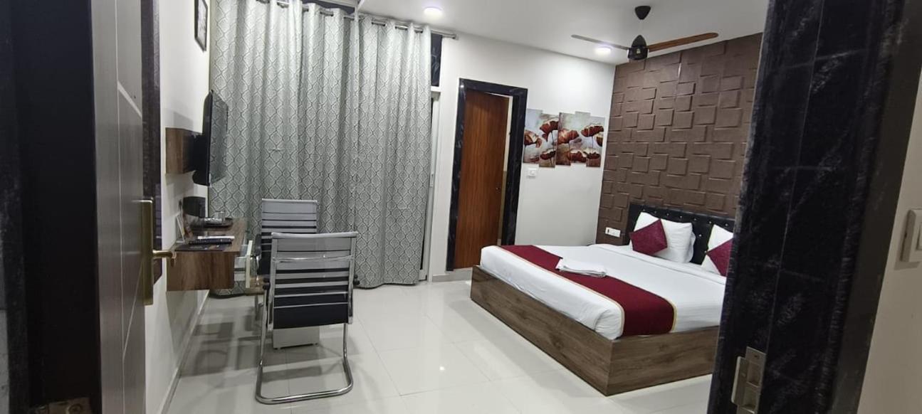 Hotel Vaishnavi Grand Mirialguda ภายนอก รูปภาพ