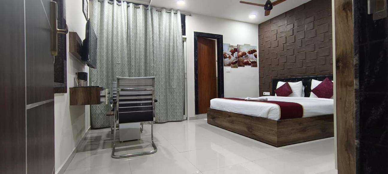 Hotel Vaishnavi Grand Mirialguda ภายนอก รูปภาพ