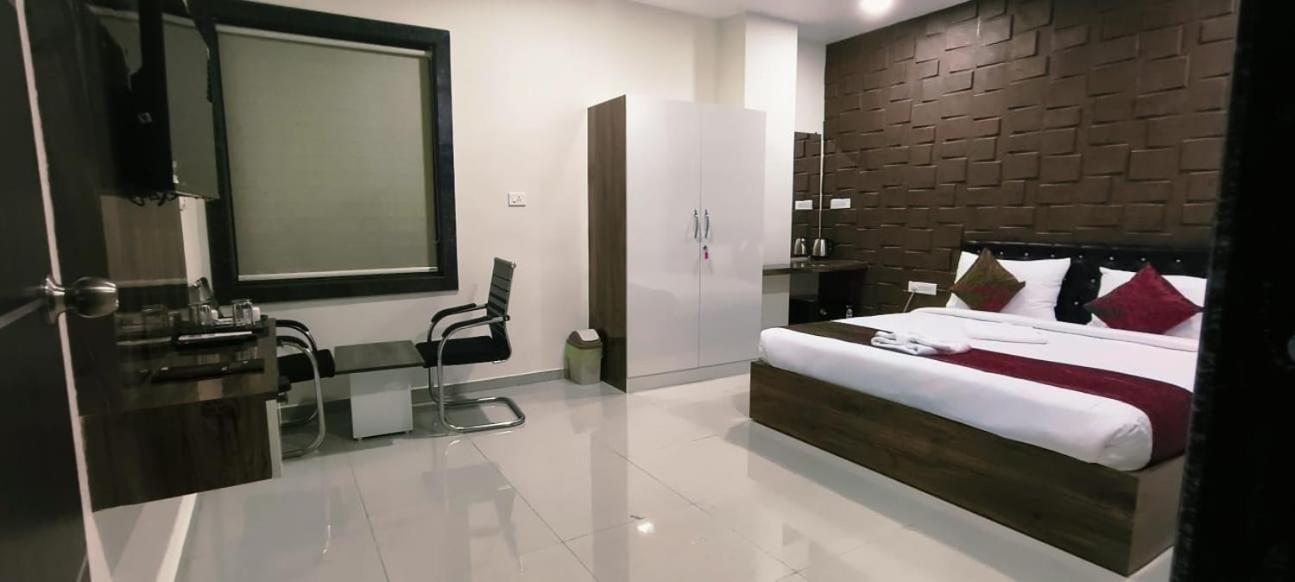 Hotel Vaishnavi Grand Mirialguda ภายนอก รูปภาพ