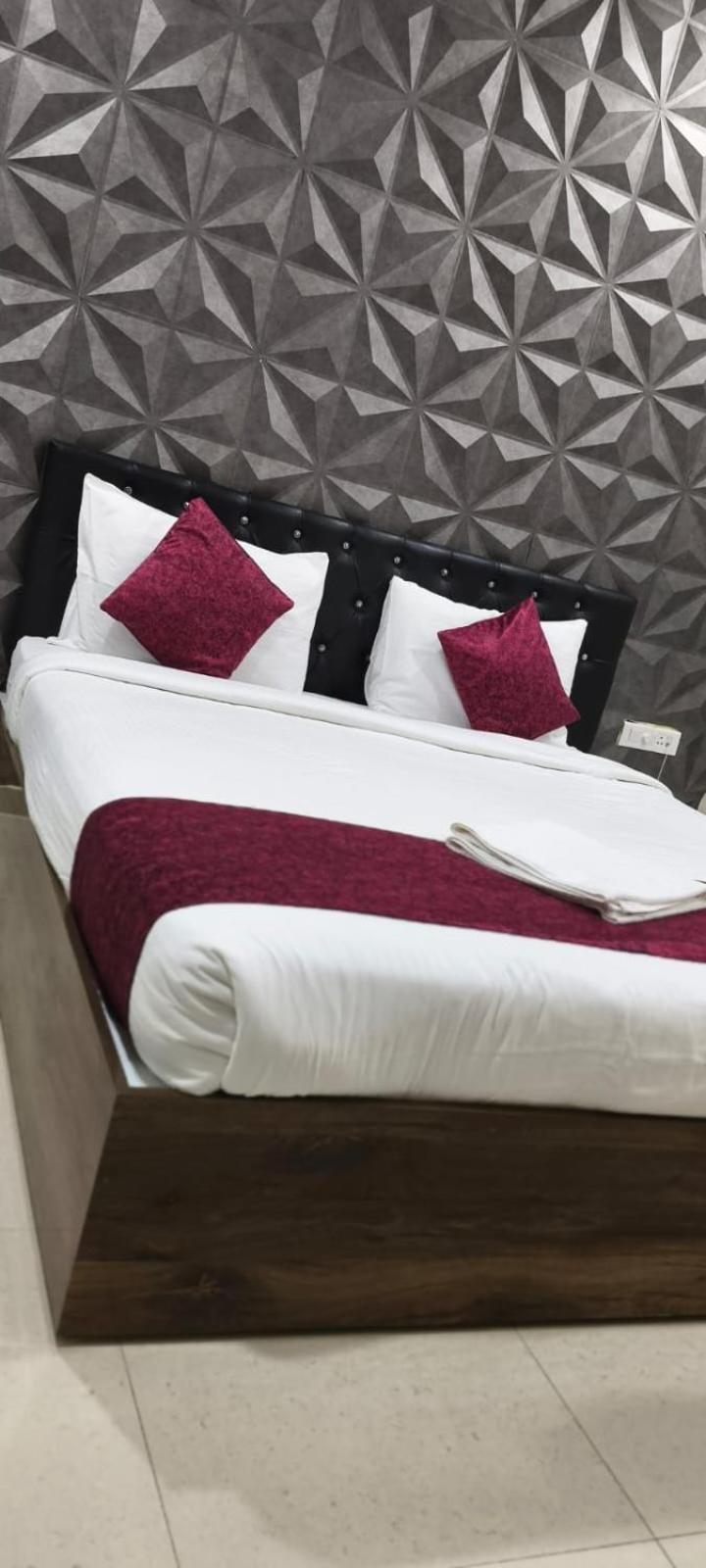 Hotel Vaishnavi Grand Mirialguda ภายนอก รูปภาพ